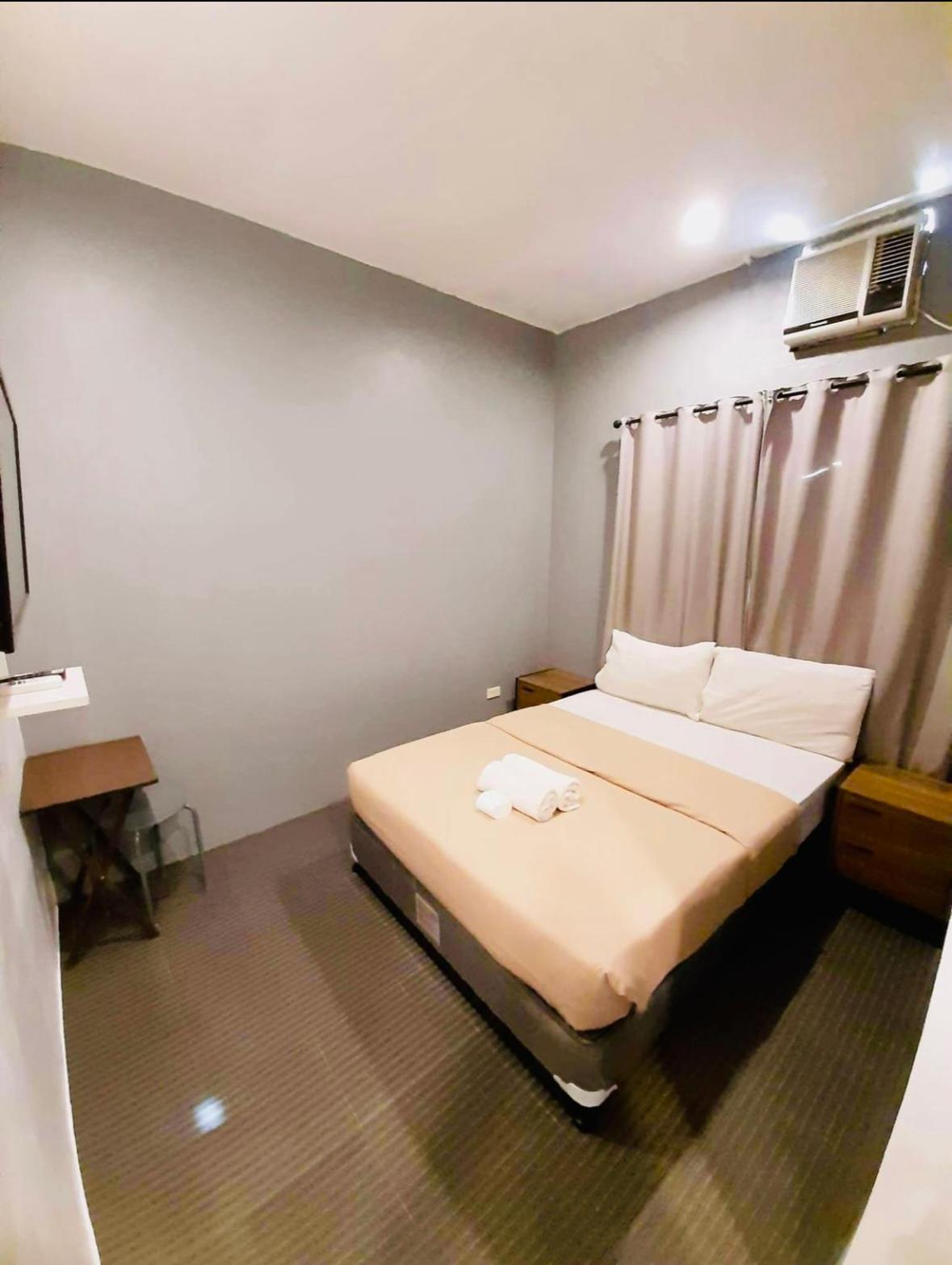 Hometown Hotel - Lacson Bacolod Esterno foto