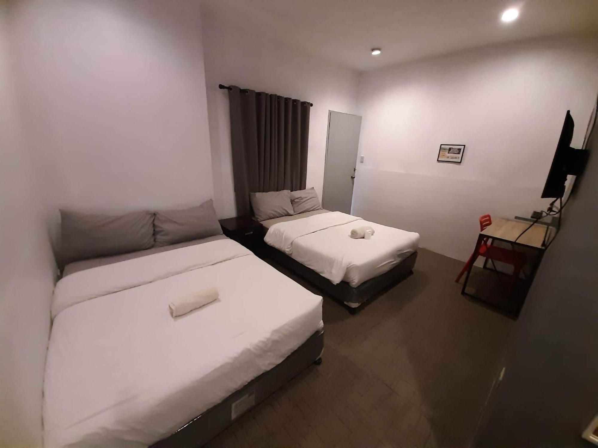 Hometown Hotel - Lacson Bacolod Esterno foto