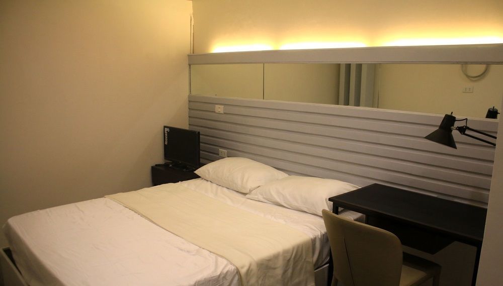 Hometown Hotel - Lacson Bacolod Esterno foto