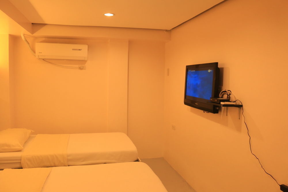 Hometown Hotel - Lacson Bacolod Esterno foto