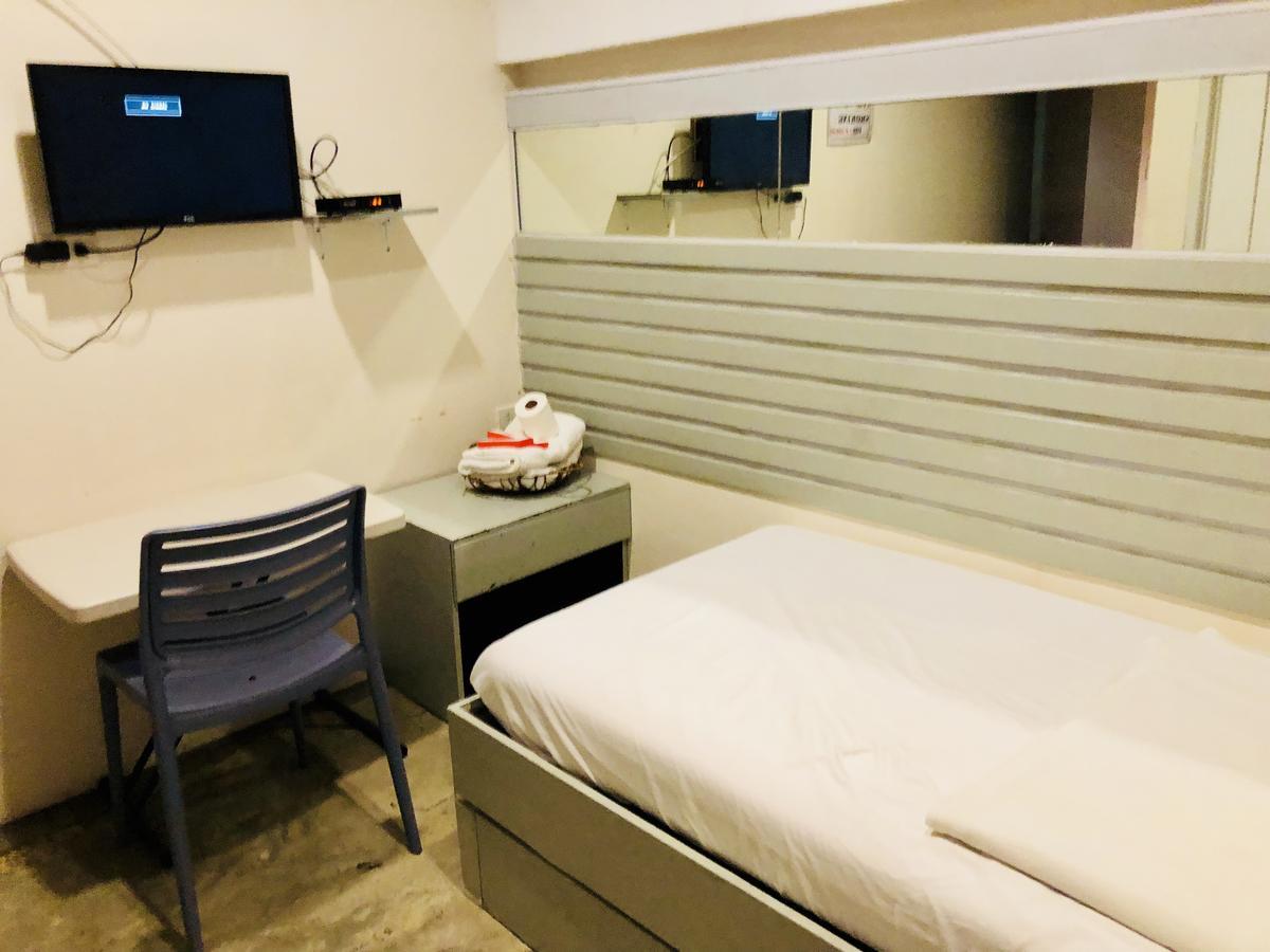 Hometown Hotel - Lacson Bacolod Esterno foto