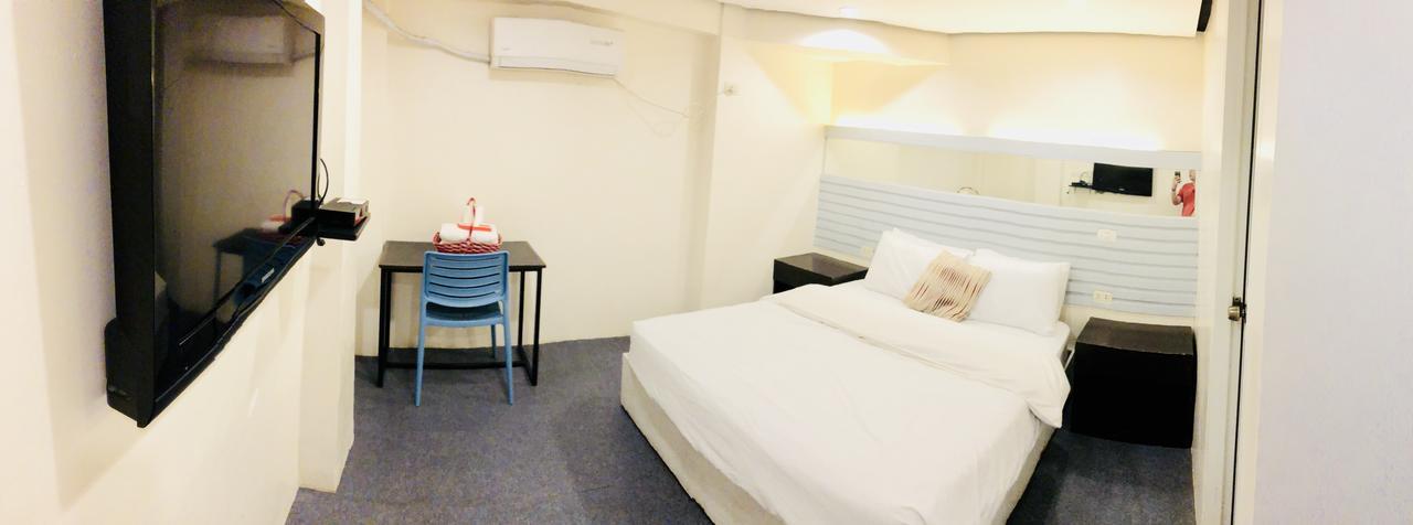 Hometown Hotel - Lacson Bacolod Esterno foto