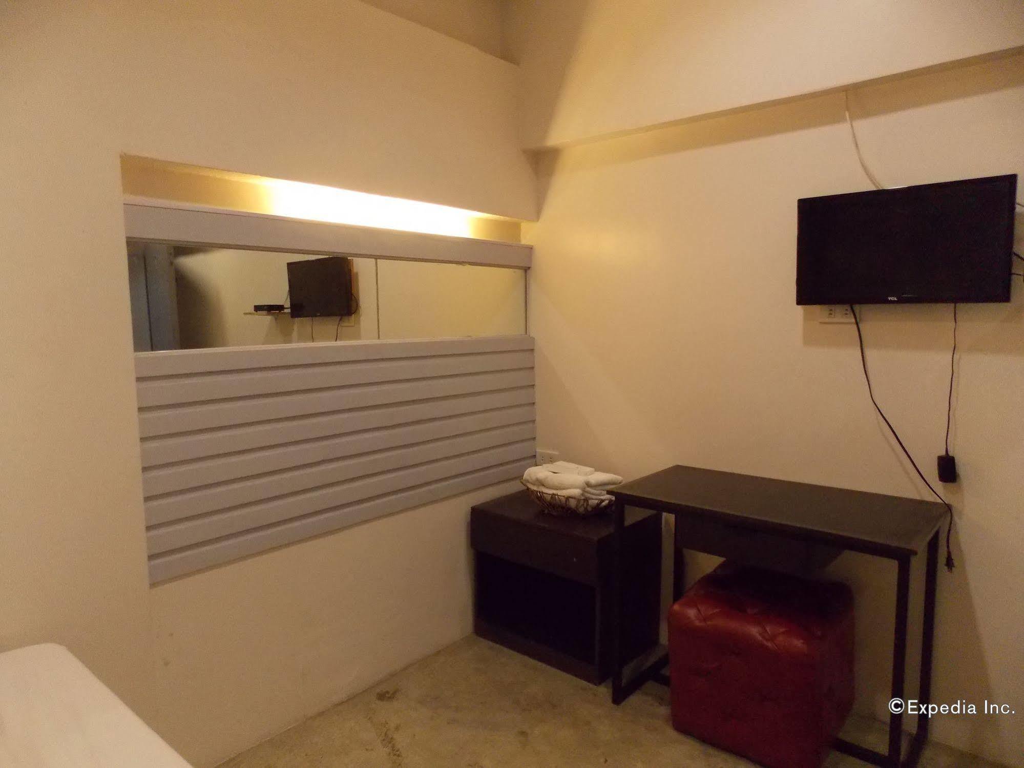 Hometown Hotel - Lacson Bacolod Esterno foto