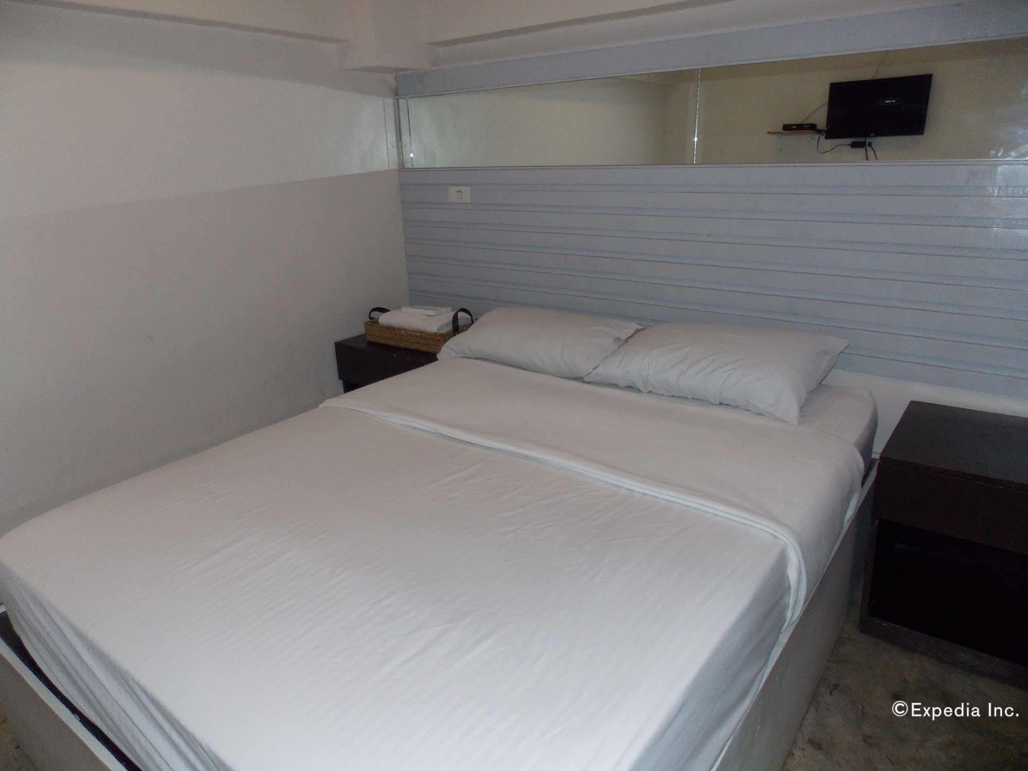 Hometown Hotel - Lacson Bacolod Esterno foto