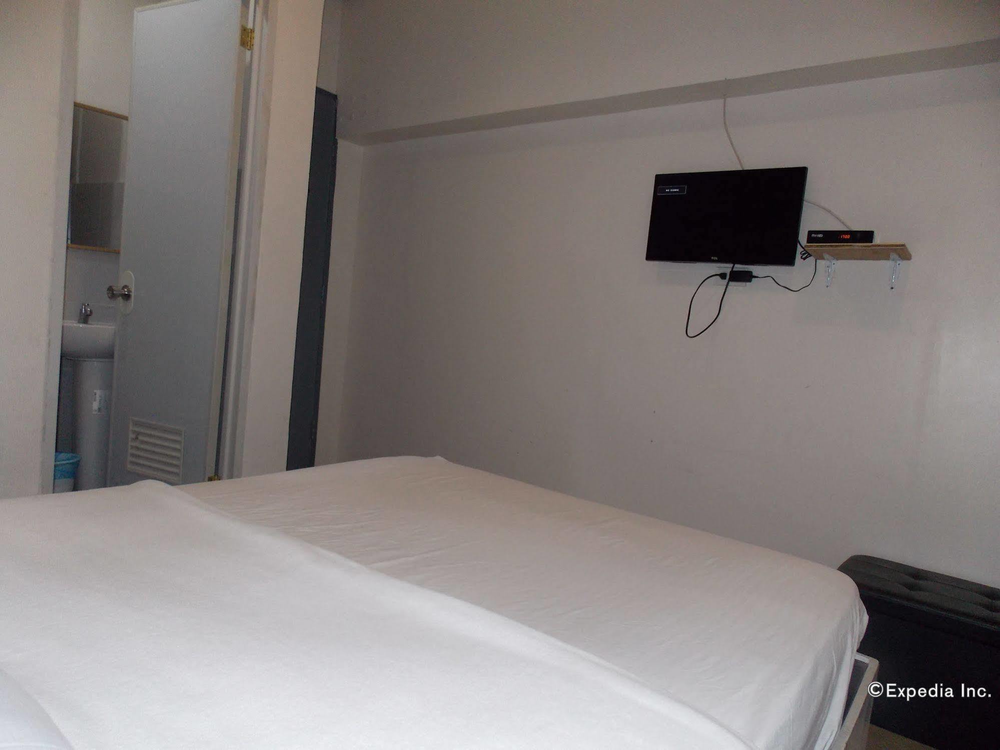Hometown Hotel - Lacson Bacolod Esterno foto