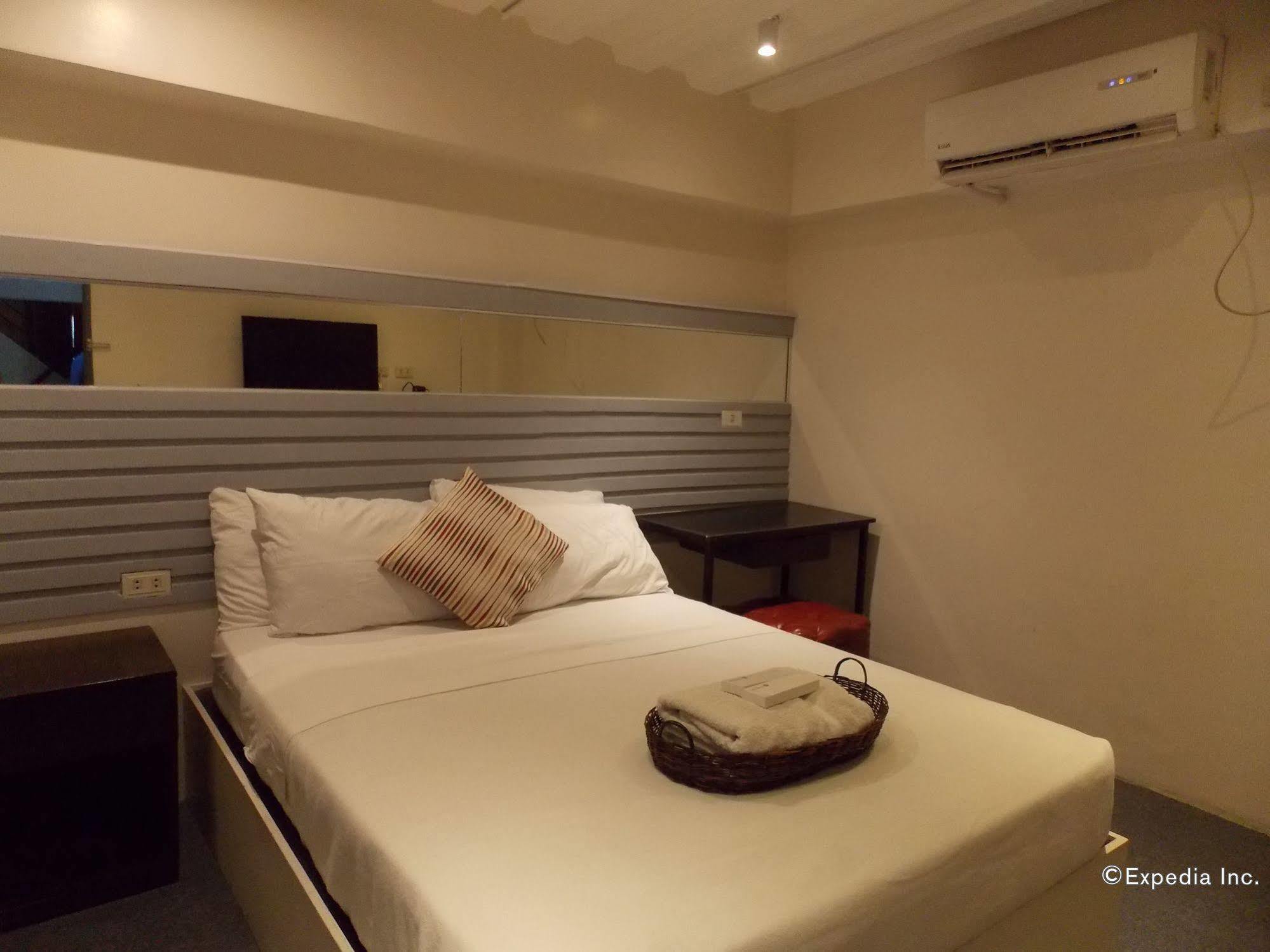 Hometown Hotel - Lacson Bacolod Esterno foto