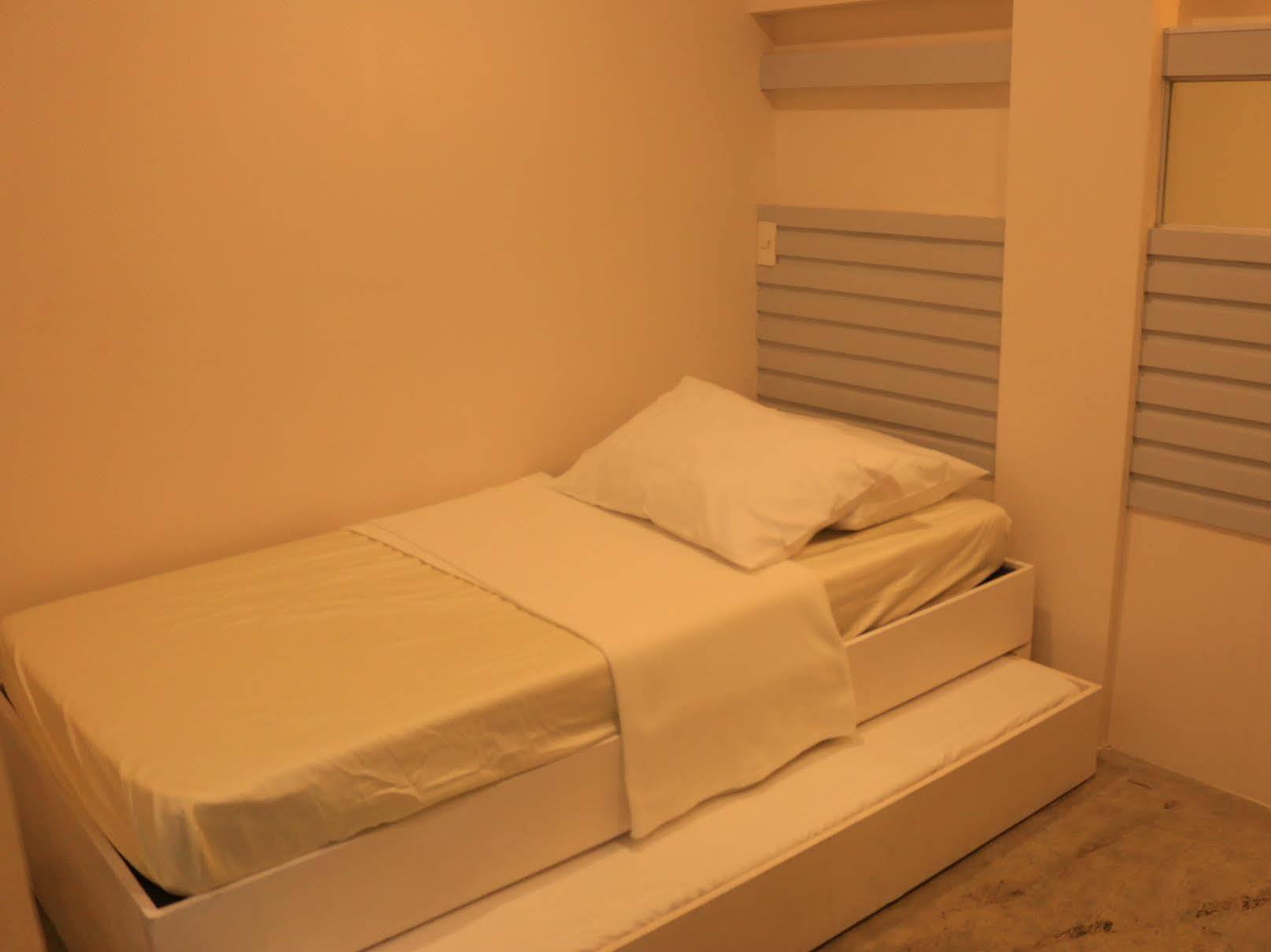 Hometown Hotel - Lacson Bacolod Esterno foto