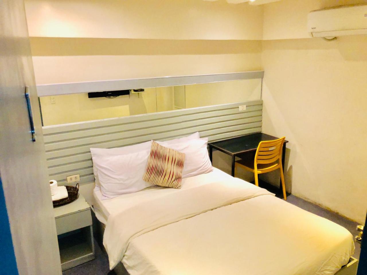 Hometown Hotel - Lacson Bacolod Esterno foto